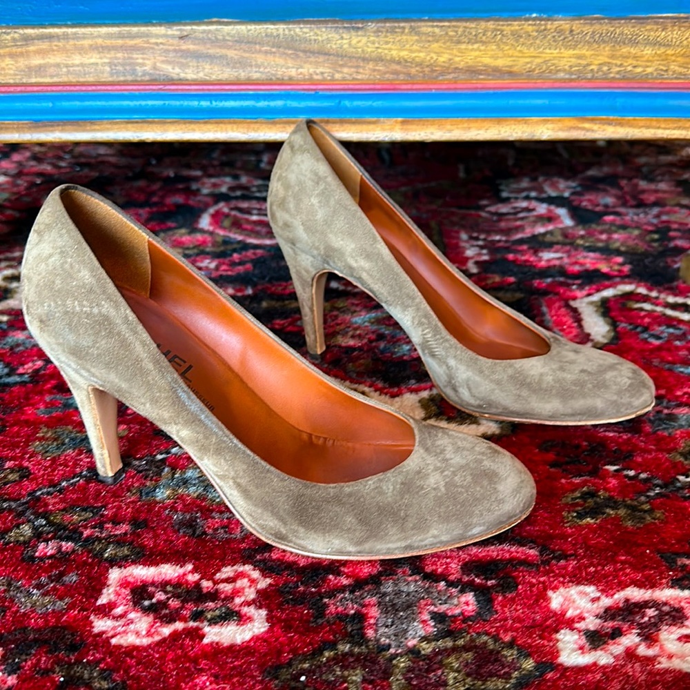 Beautiful khaki suede Michel Vivien pumps